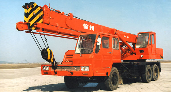 1976年, jbo竞博成功研发出中国第一台QY16吨全液压汽车起重机