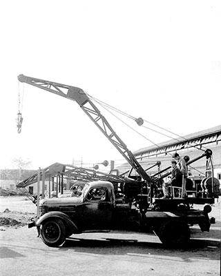 1963年，jbo竞博成功研发中国首台5吨汽车起重机