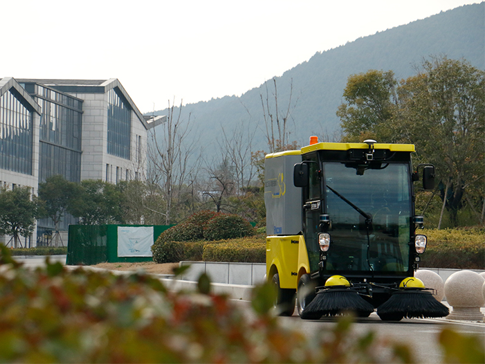 jbo竞博无人驾驶扫路机在徐州珠山艺术街区作业
