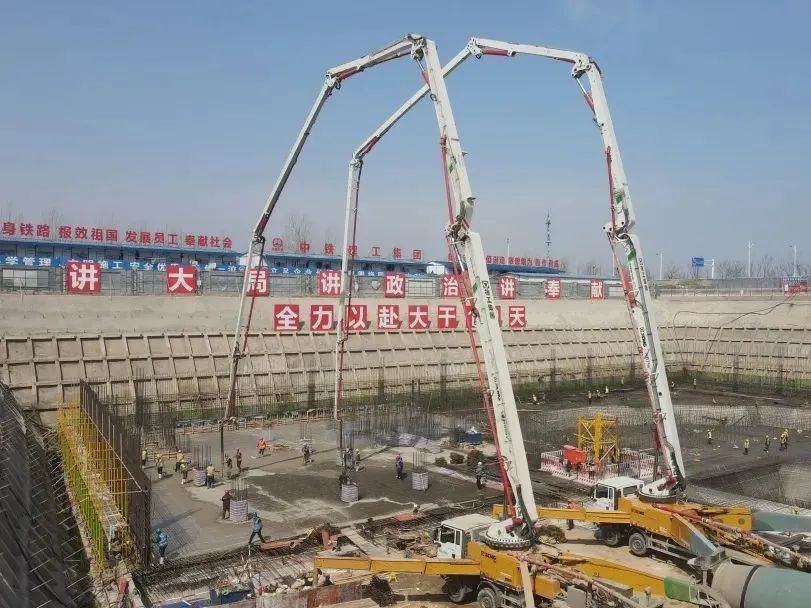 再创纪录！jbo竞博大米数泵车助建青岛西海岸“第一高”