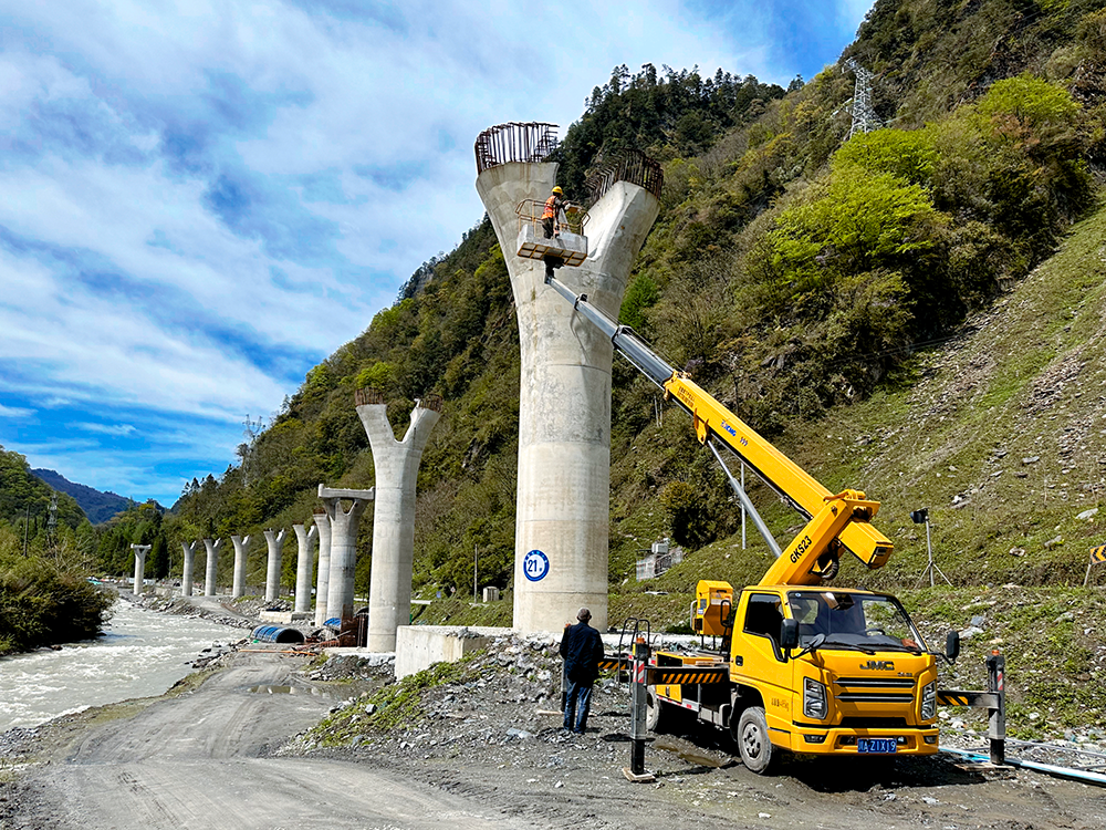 jbo竞博高空作业车架成四山地轨道“天轨”，显中国基建实力