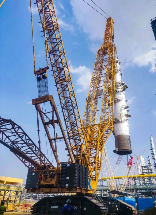 奔赴海外！jbo竞博履带起重机跨海助建大型石油炼化项目