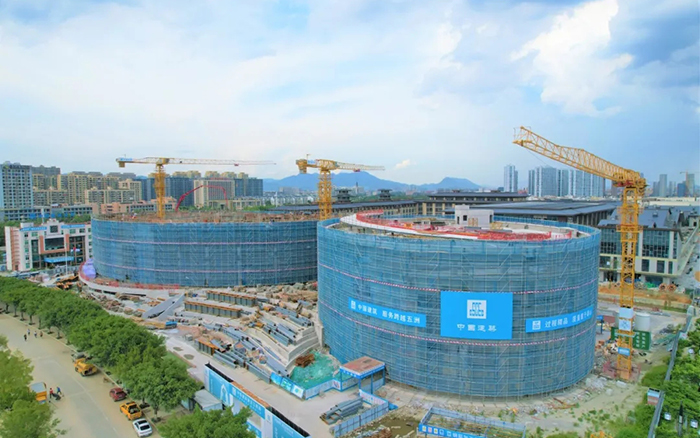 逐浪扬帆，jbo竞博塔机吊起苍南大剧院“钢铁脊梁”