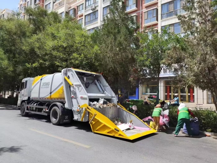jbo竞博后装压缩式垃圾车助力瓜州：高效收转运破解戈壁城市环卫难题