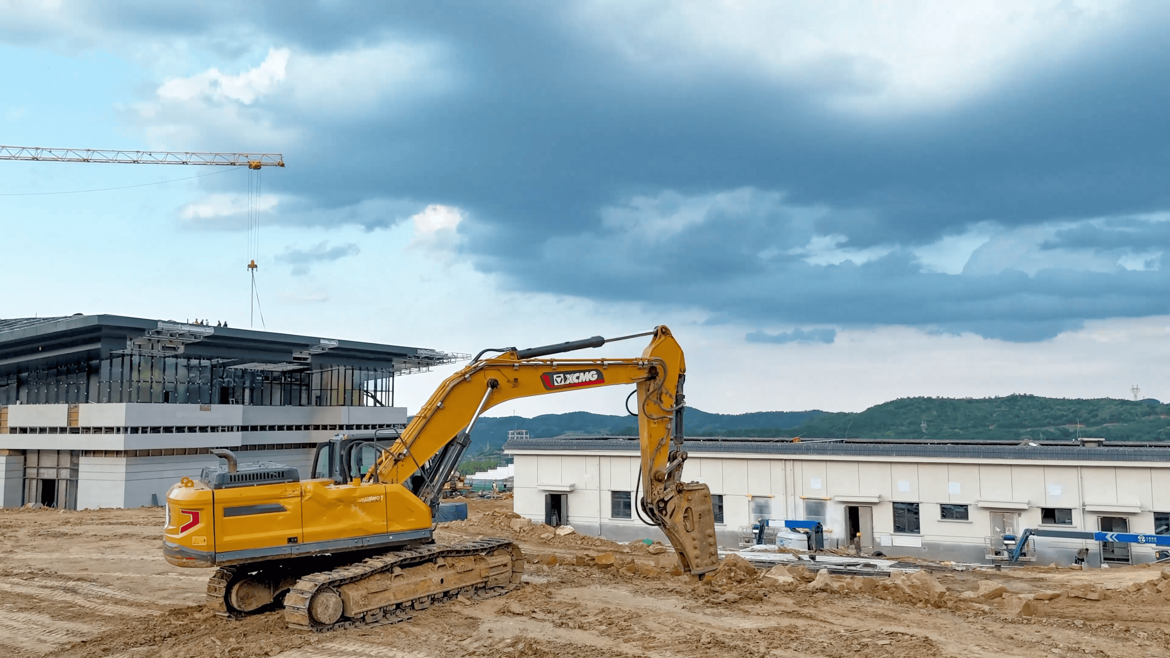 破塬开路！jbo竞博挖机助力宜君高铁枢纽建设