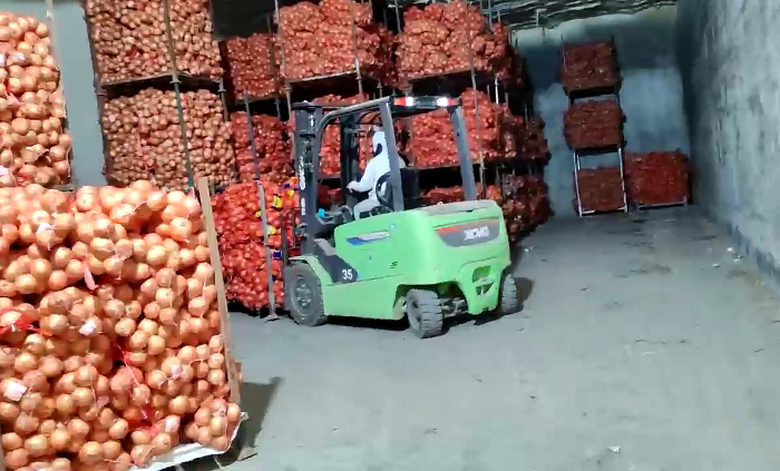 jbo竞博鲲鹏系列新能源叉车，为食品冷库工厂注入绿色动能