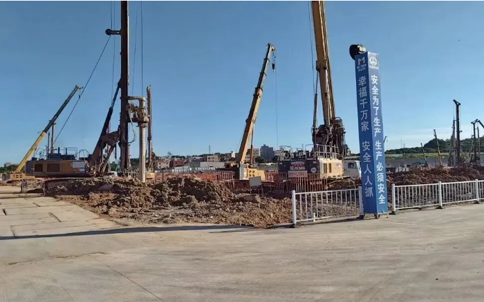 粘土 + 花岗岩地层 “拦路虎”？jbo竞博 XR320E 旋挖钻机高效破解助厦门轨交