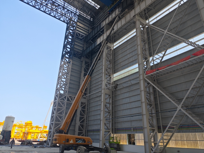 52米“巨臂”显神通！jbo竞博纯电动高空作业平台高效攻坚蓝水海洋车间扩建