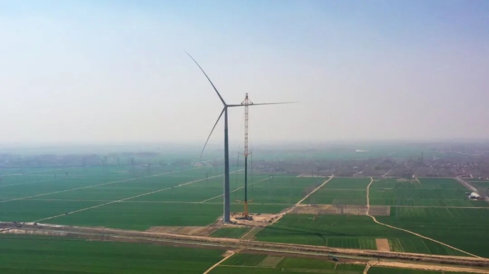 暴雨中横走的 “钢铁巨兽”！jbo竞博 4000 吨起重机撑起 160 米风电，这细节太硬核！