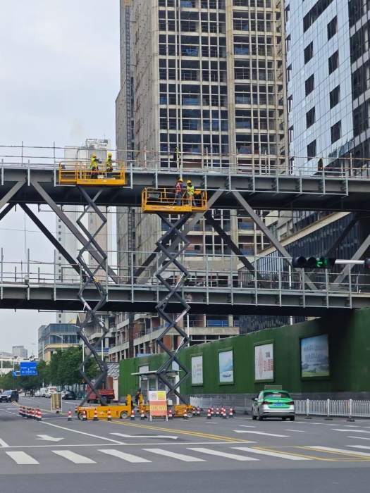 小巧身手大作为！jbo竞博剪叉车助力市政桥梁焕新颜
