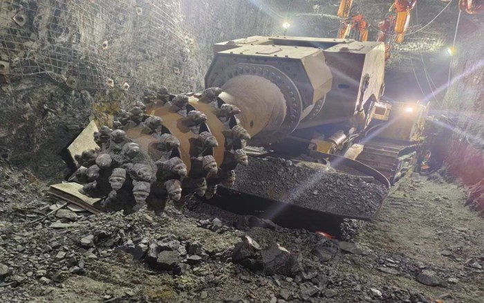 掘进磷矿！jbo竞博XTR7/360掘进机点磷成金