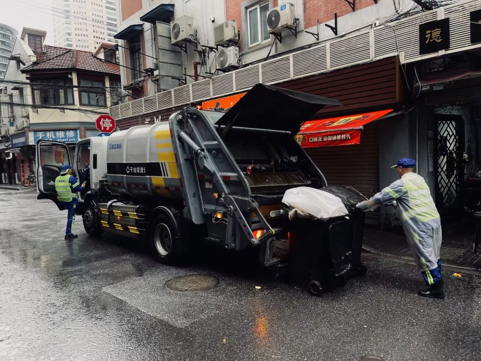 南京东路人流如织垃圾多？jbo竞博XGH5120ZYSXBEV：轻松搞定！