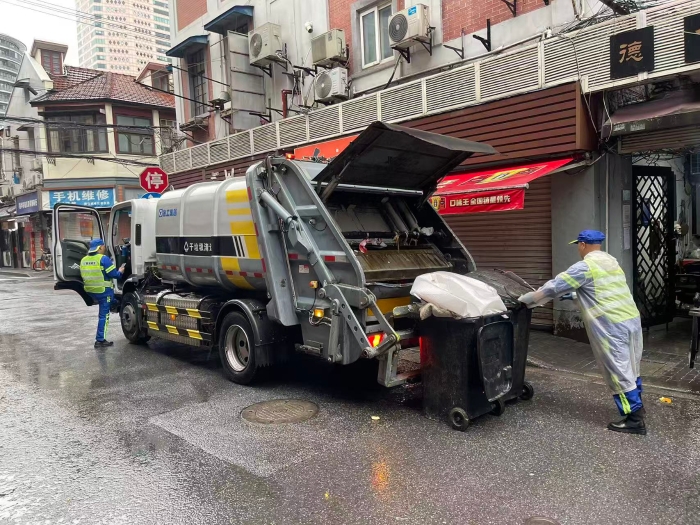 南京东路人流如织垃圾多？jbo竞博XGH5120ZYSXBEV：轻松搞定！