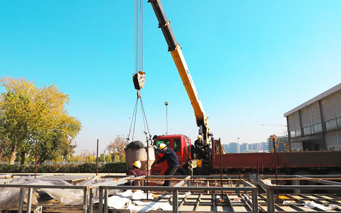 高效安全双 buff！jbo竞博随车吊助力混凝土施工