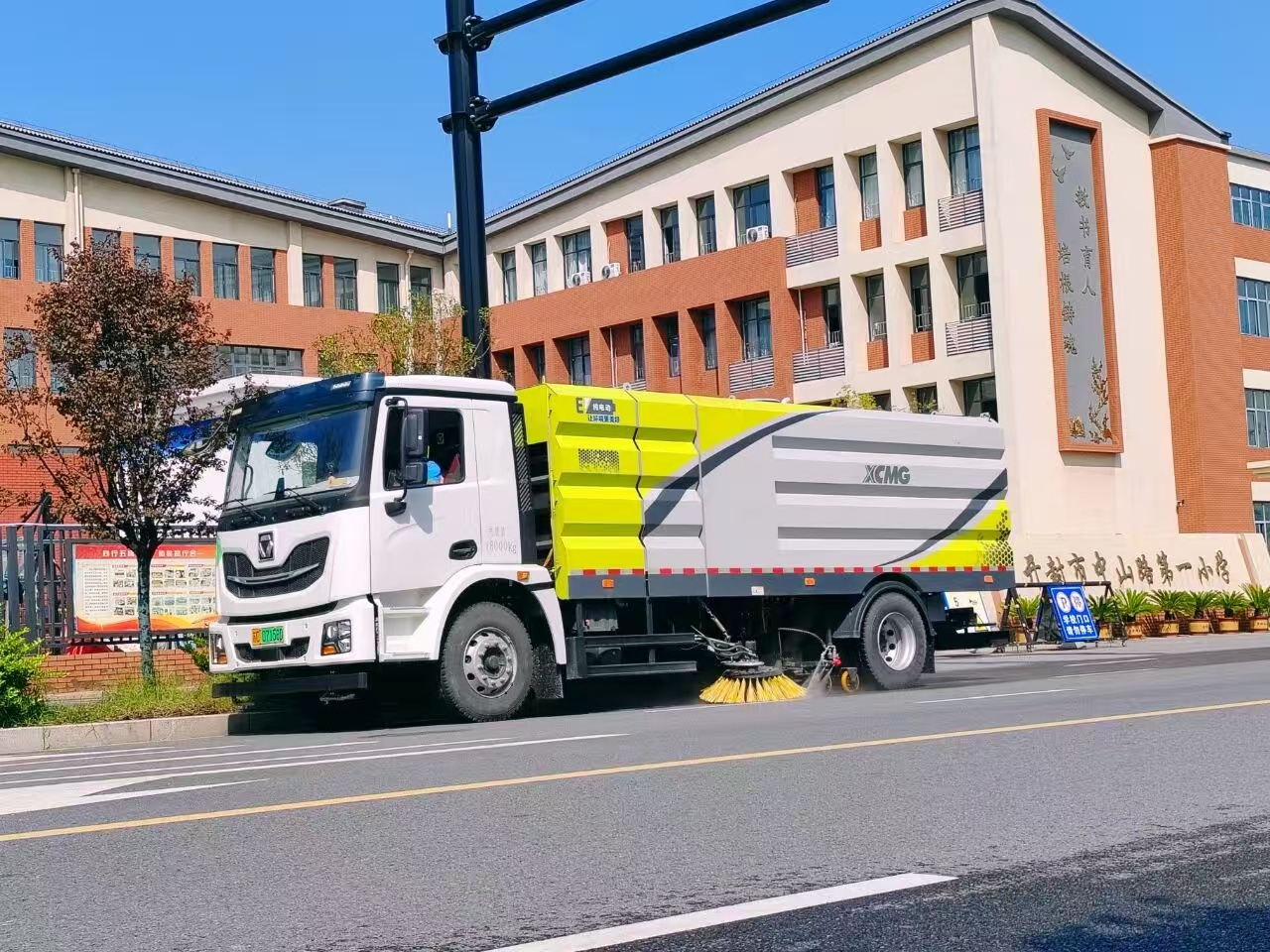 jbo竞博洗扫车“硬核出击”，开封中山路焕新升级