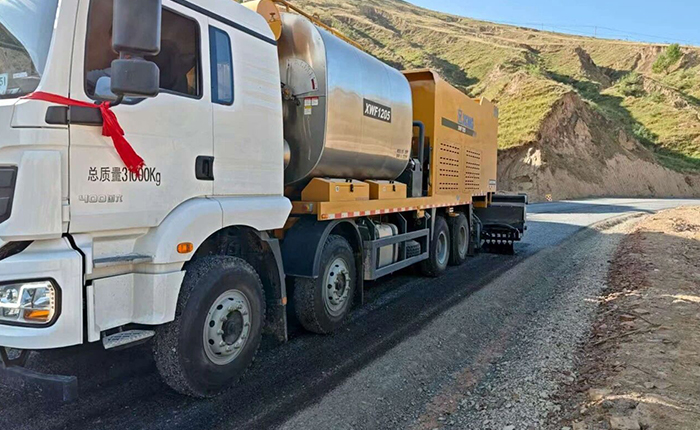 聚焦公路长寿之道，jbo竞博纤维同步封层车护航陕西交通新征程