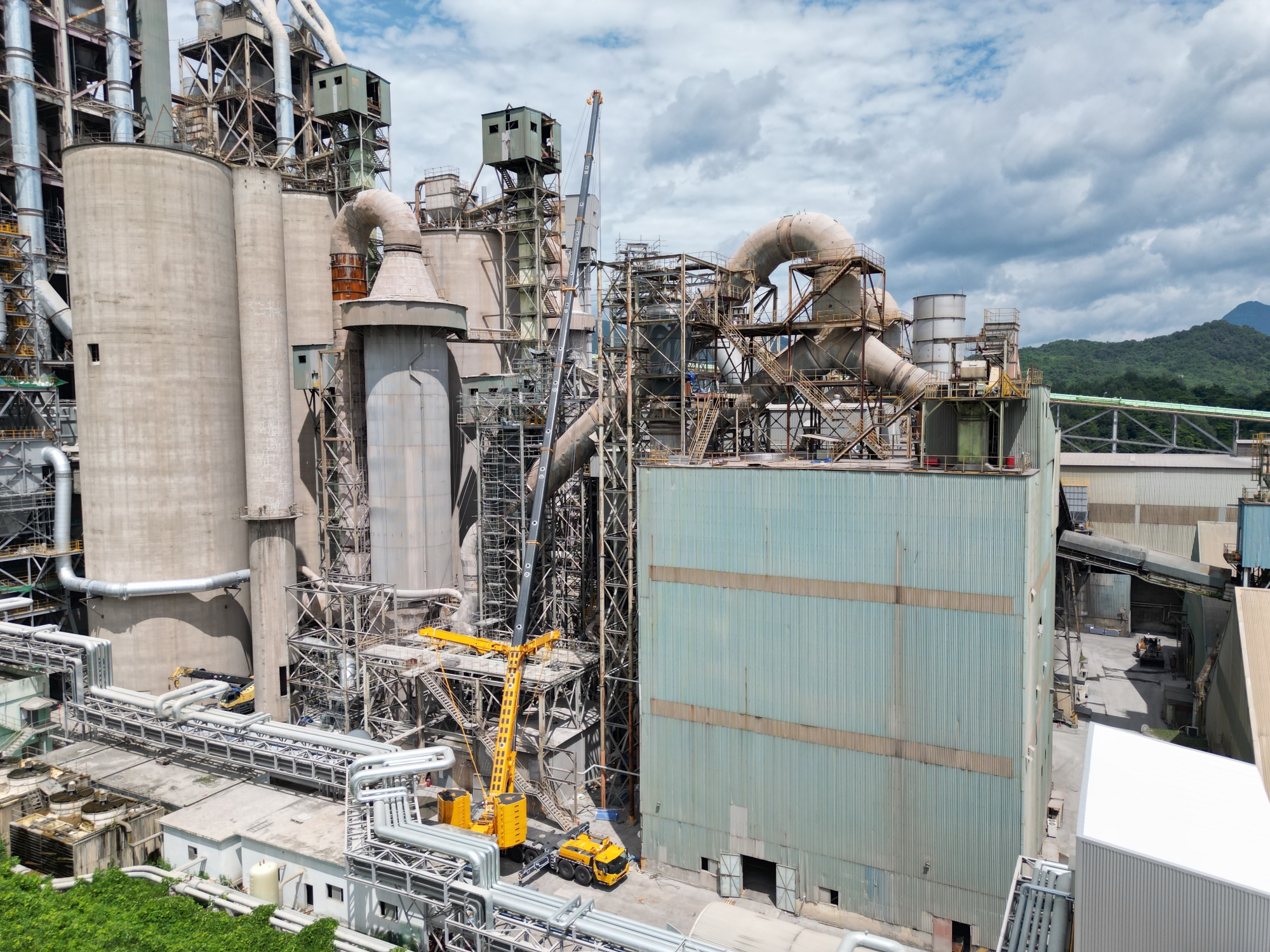 高效精准，稳如磐石——jbo竞博XCA450_K全地面起重机助力现代水泥厂核心设备吊装