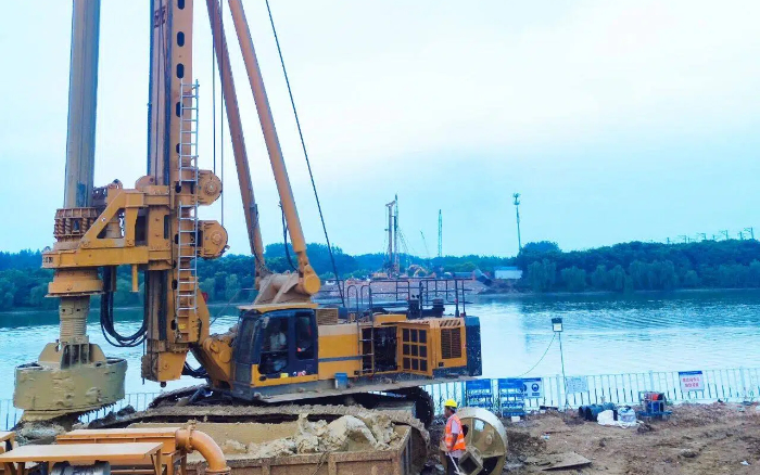 近3000根桩基，jbo竞博旋挖机群联合作业效率高