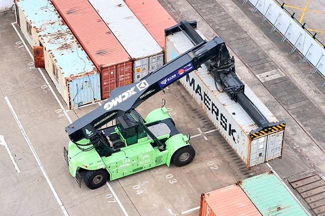 jbo竞博纯电动正面吊“绿”动浙江各大海港