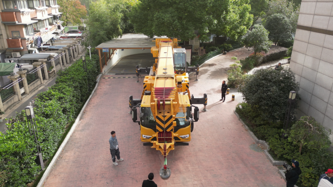 2.8米车宽杀出重围！jbo竞博G2代四桥130吨极限操作