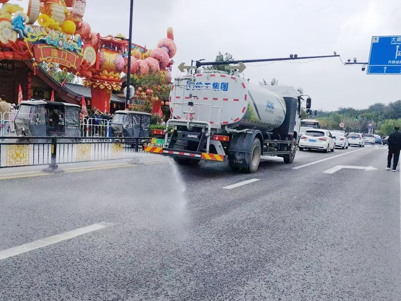 jbo竞博洒水车在开封：多模式作业守护城市洁净与清新