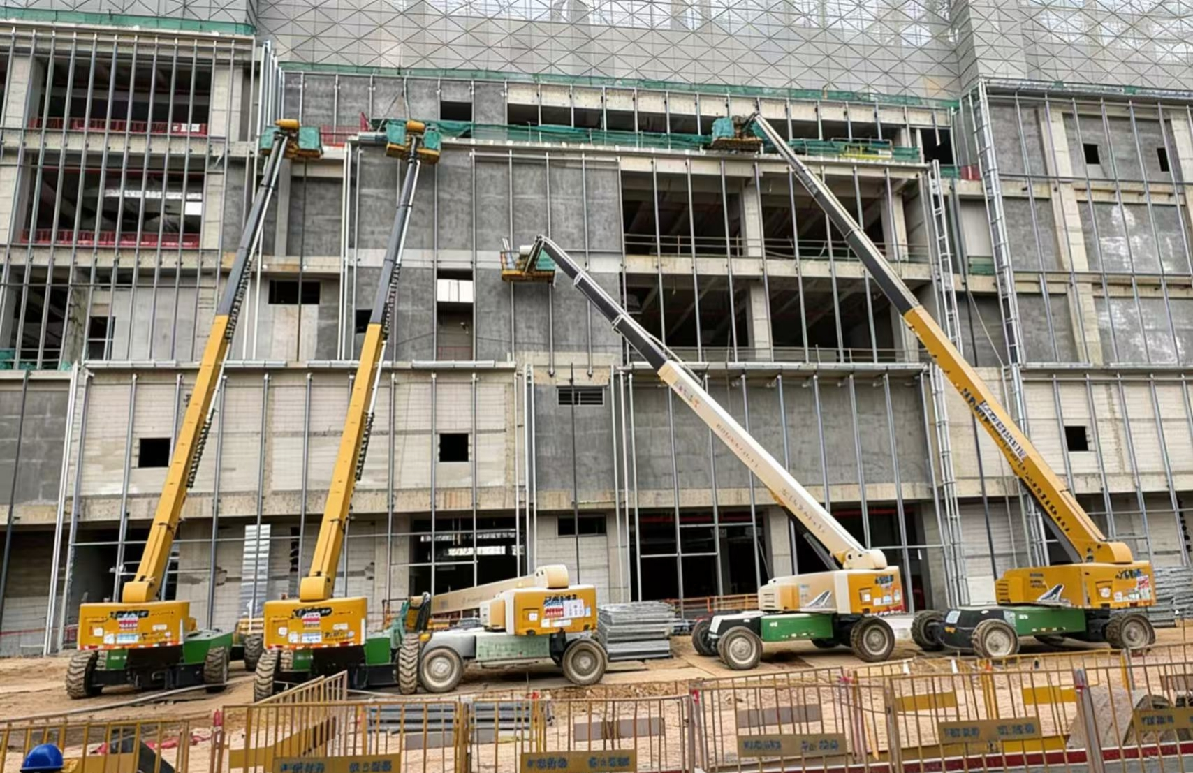 群臂擎地标！jbo竞博40米级高空作业平台赋能东莞华润置地中心万象城外立面建设