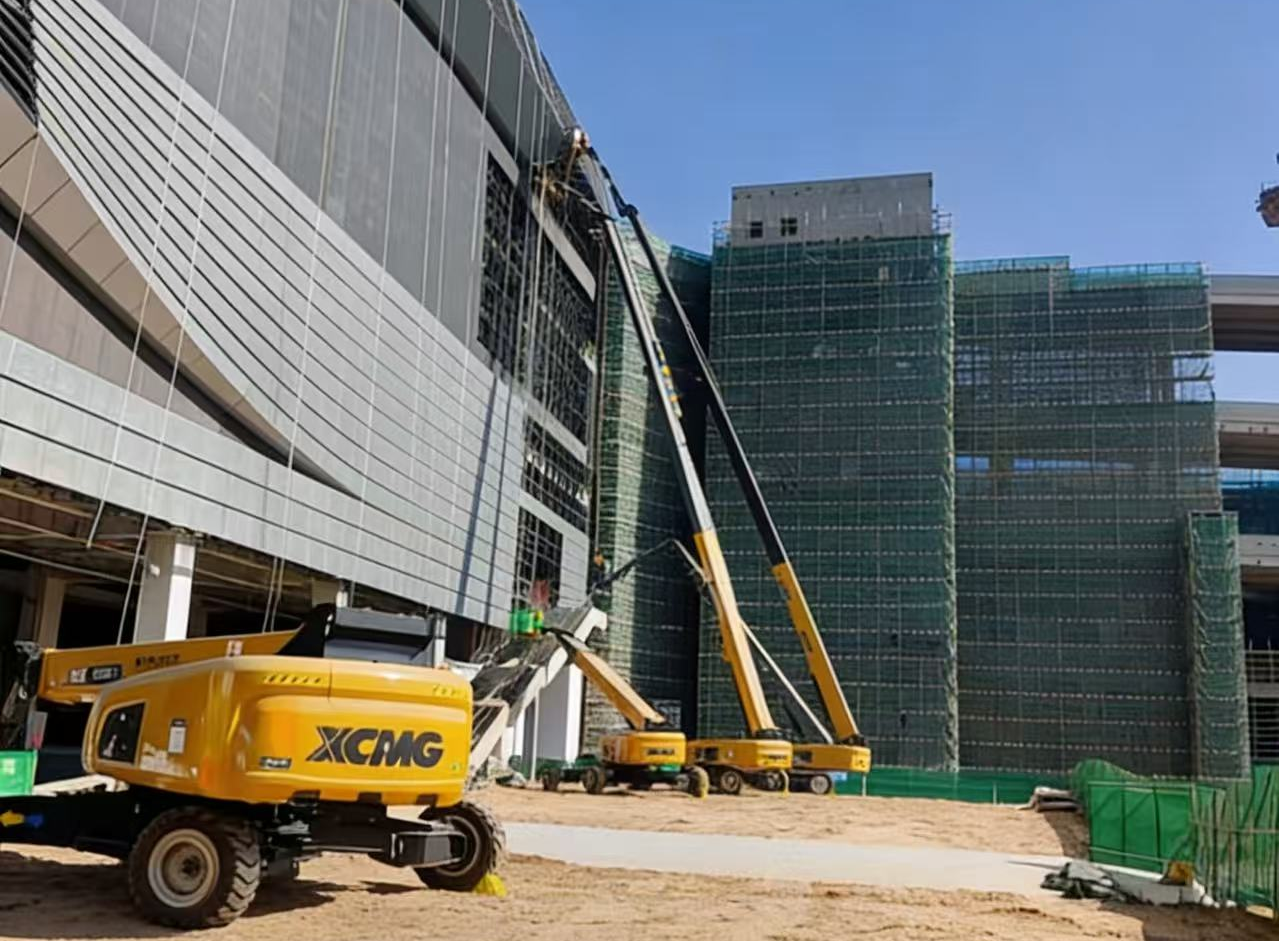 擎天巨臂筑“天空之城”！jbo竞博高米数车队助建亚洲最大“公铁海”智慧枢纽