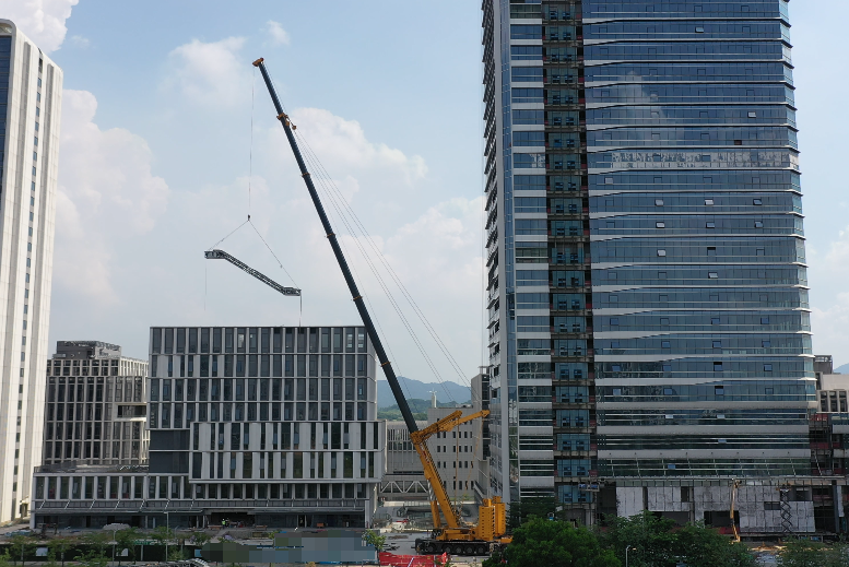 jbo竞博XCA1000G9-1以“智”破局，赋能城市复杂空间高效吊装