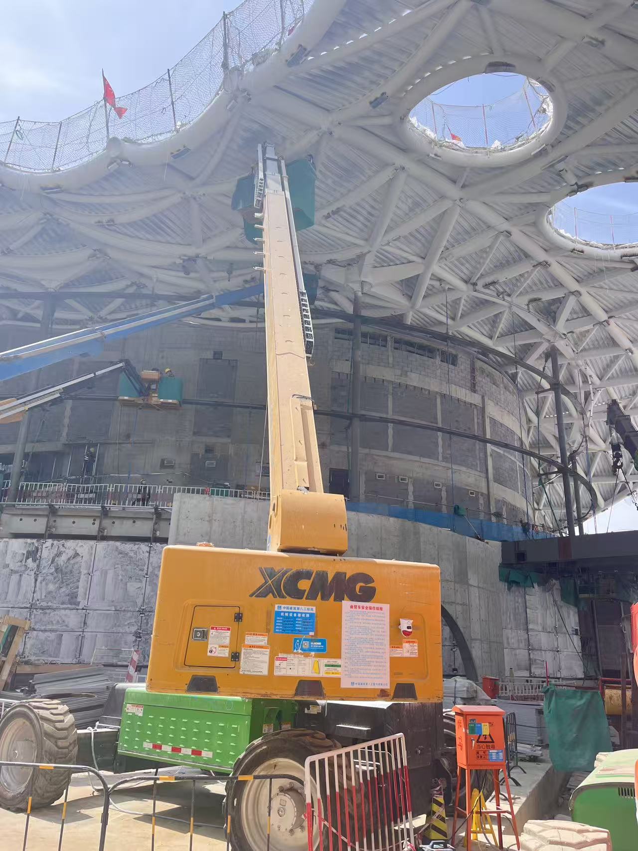 云端起舞！jbo竞博高空作业平台助力雄安“财富之门”幕墙精准“换装”