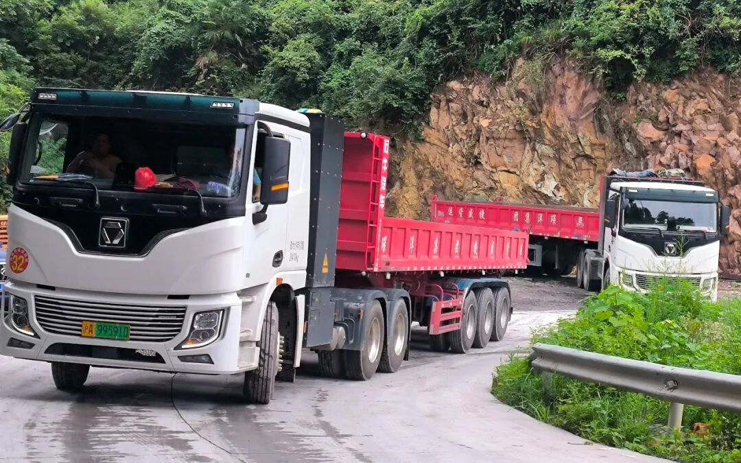 短倒利器！jbo竞博400度6&times;4标载版牵引车为何备受客户青睐？