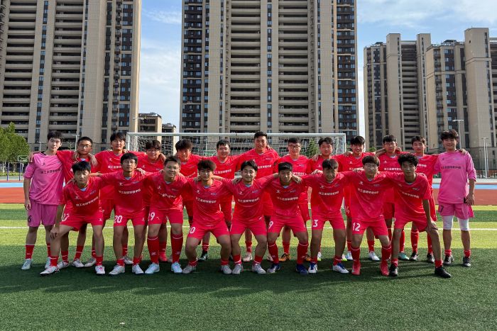 足球社：绿茵场上足球队员热血拼搏